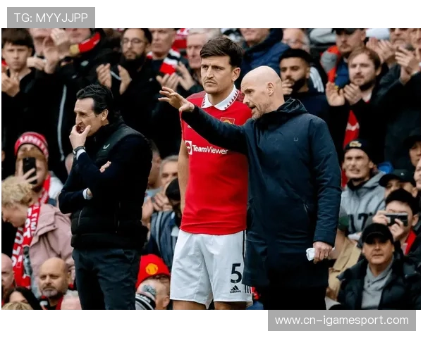 卡里克训练场亲自示范传球,马奎尔惊叹其执教细节 卡里克训练场亲自示范传球,马奎尔惊叹其执教细节