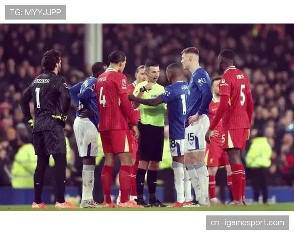 通讯：大雨中的默西塞德德比，埃弗顿与利物浦球迷的赛场合影